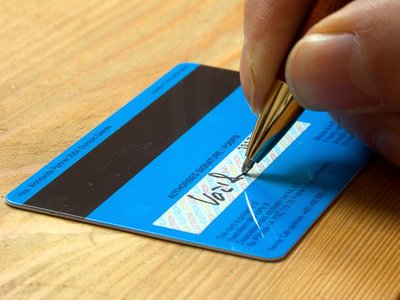 44% of Americans Don't Sign Their Credit and Debit Cards