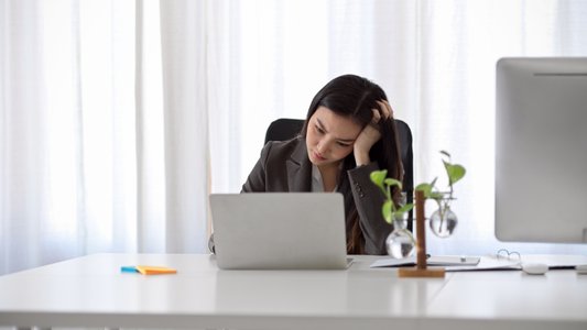 Cybersecurity Job Satisfaction Plummets, Women Hit Hardest